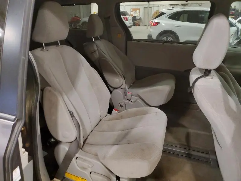 2013 TOYOTA SIENNA LE 8-PASSENGER  
