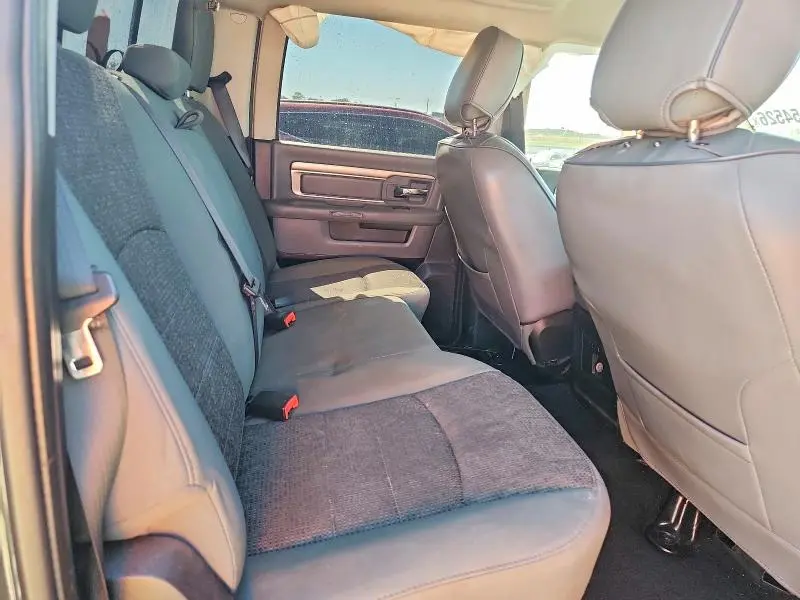 2016 RAM 1500 SLT  