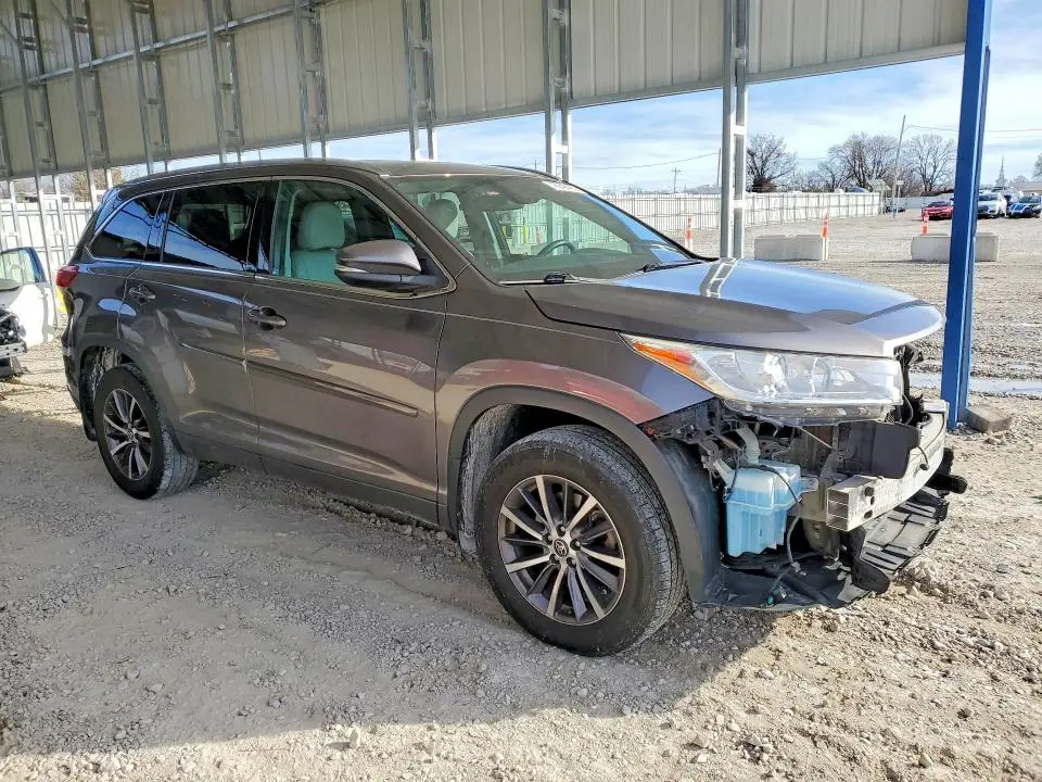 2017 TOYOTA HIGHLANDER SE  