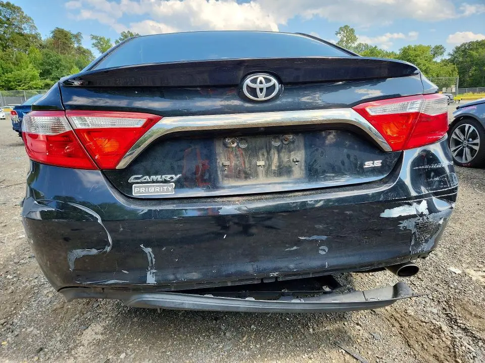 2015 TOYOTA CAMRY SE  