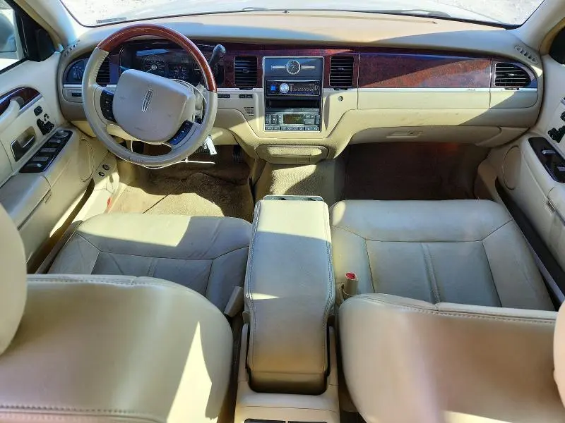 2010 LINCOLN TOWN CAR SIGNATURE LIMITED  