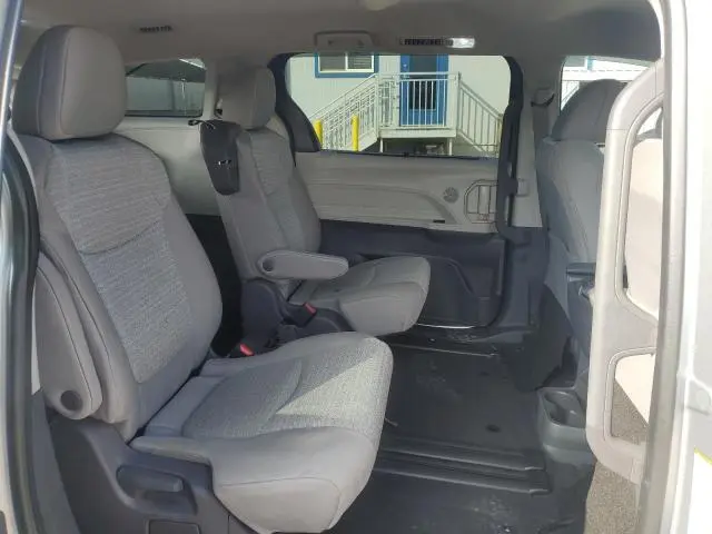 2021 TOYOTA SIENNA LE  