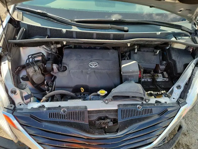 2014 TOYOTA SIENNA LE  