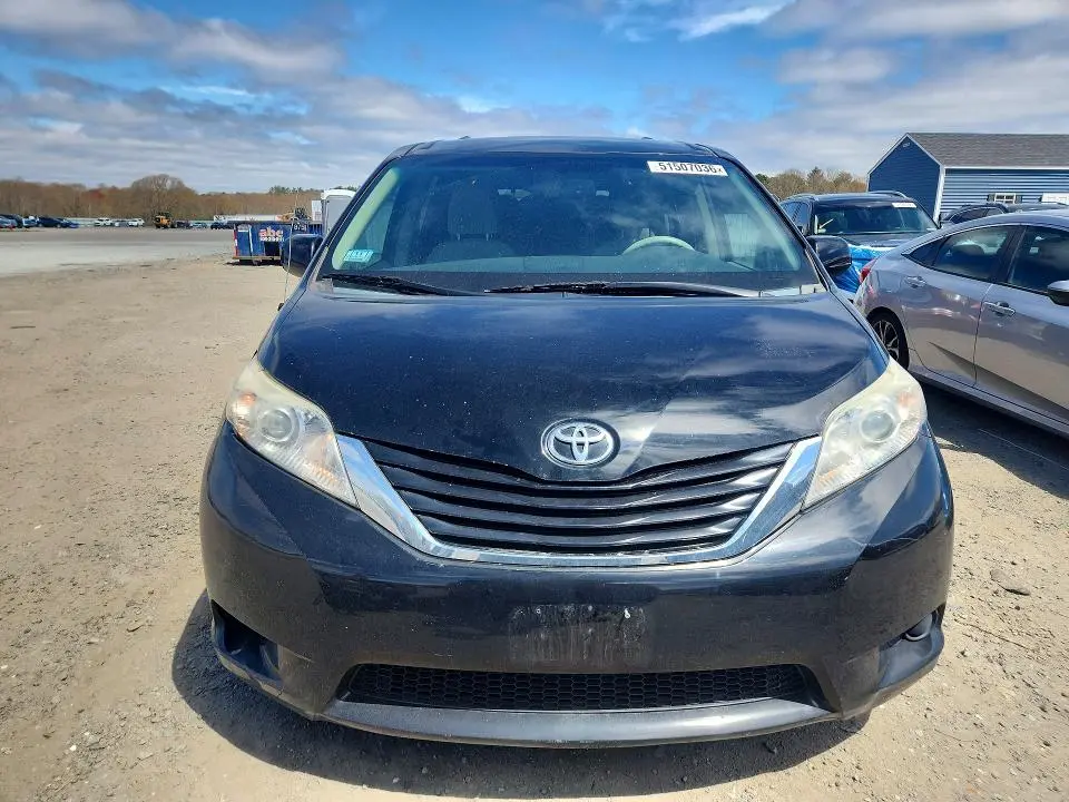 2013 TOYOTA SIENNA LE  