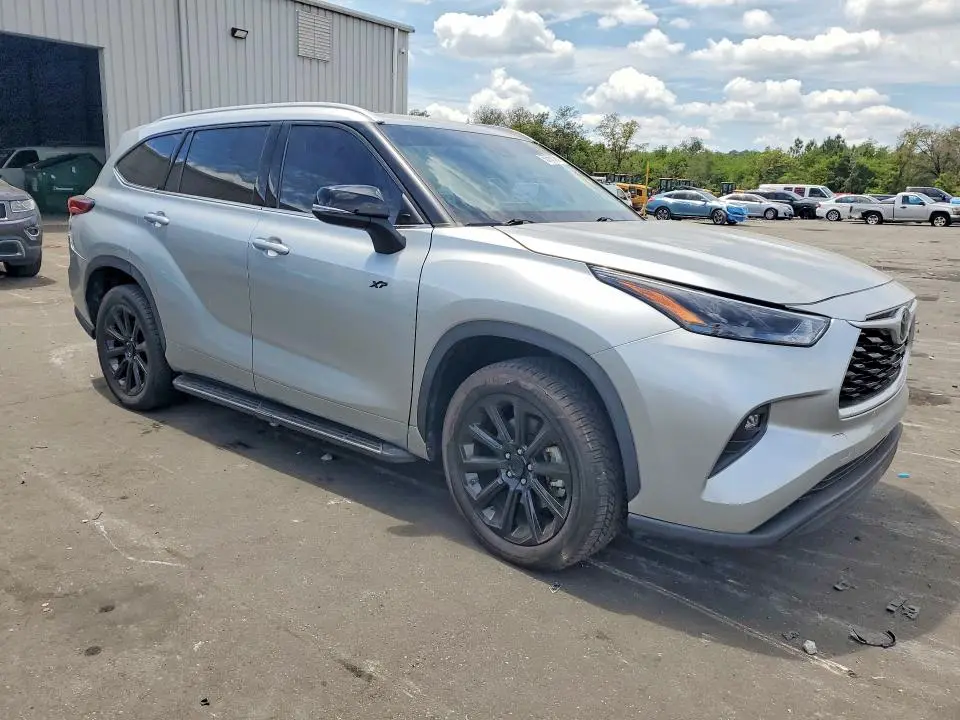 2022 TOYOTA HIGHLANDER XLE  