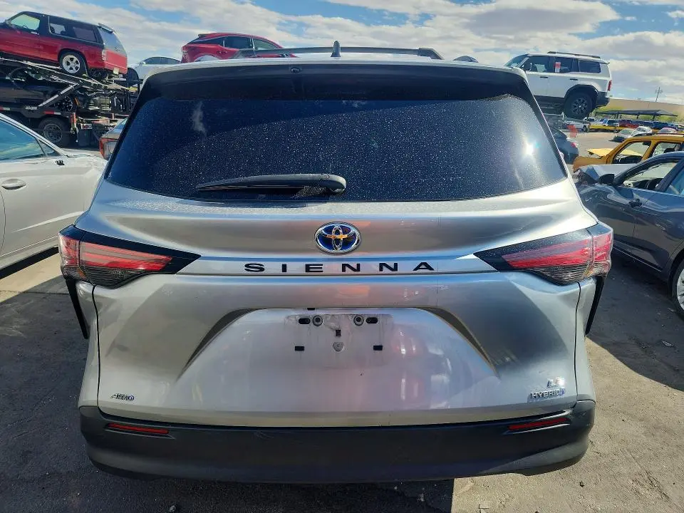 2022 TOYOTA SIENNA LE  
