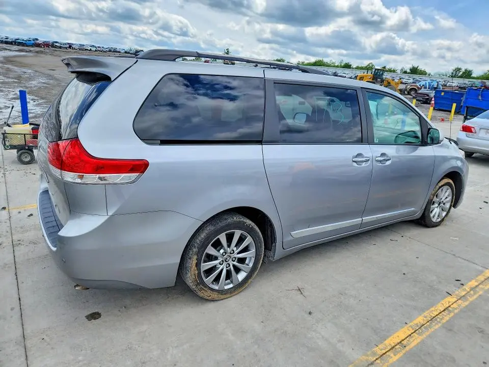 2013 TOYOTA SIENNA   