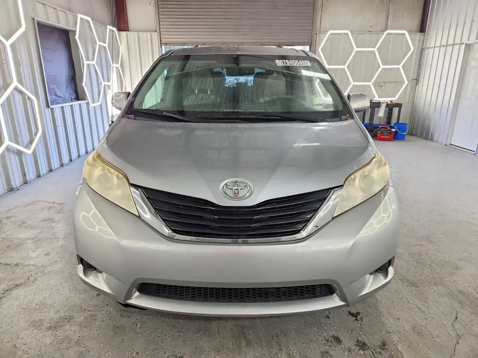 2014 TOYOTA SIENNA LE  