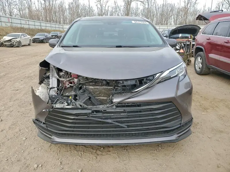 2021 TOYOTA SIENNA LE  