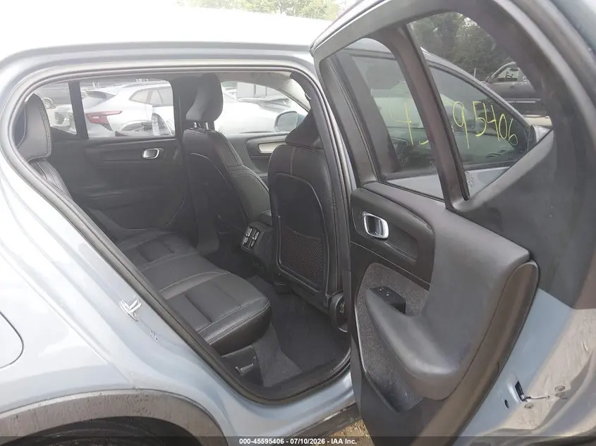 2023 VOLVO XC40 B5 CORE