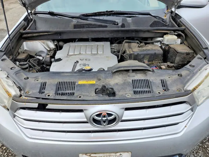2011 TOYOTA HIGHLANDER SE  