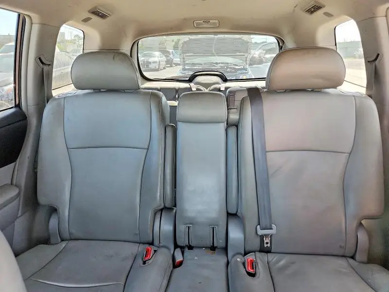 2011 TOYOTA HIGHLANDER SE  