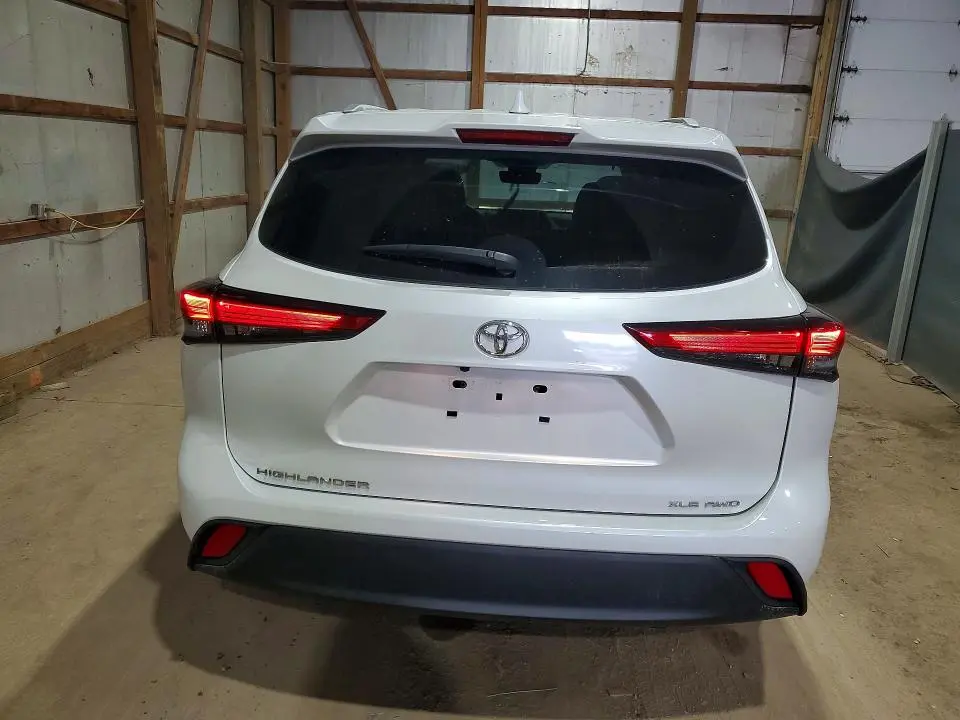 2022 TOYOTA HIGHLANDER XLE  