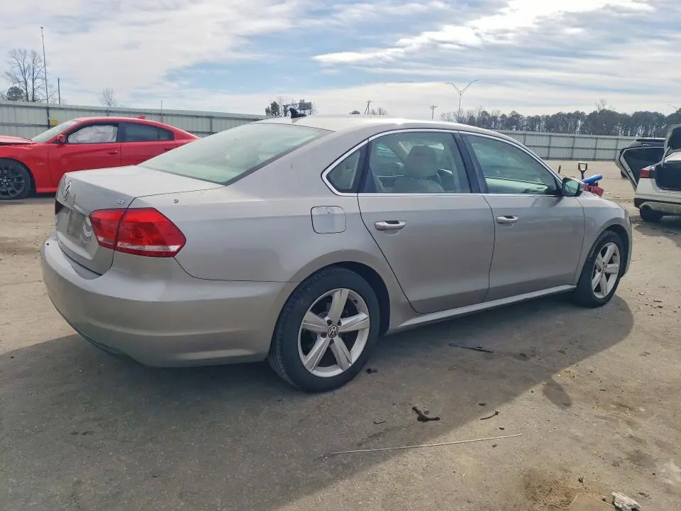 2013 VOLKSWAGEN PASSAT SE  