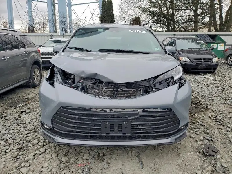 2025 TOYOTA SIENNA XSE  