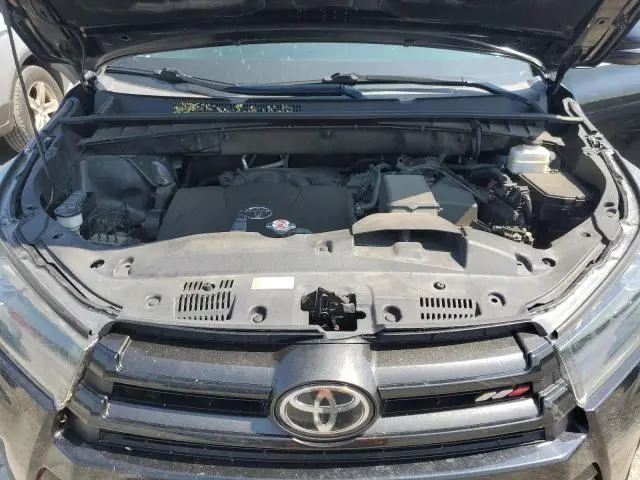 2019 TOYOTA HIGHLANDER SE  