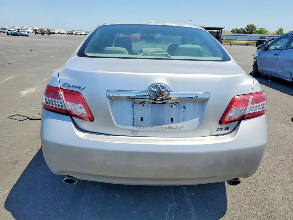 2011 TOYOTA CAMRY XLE V6  