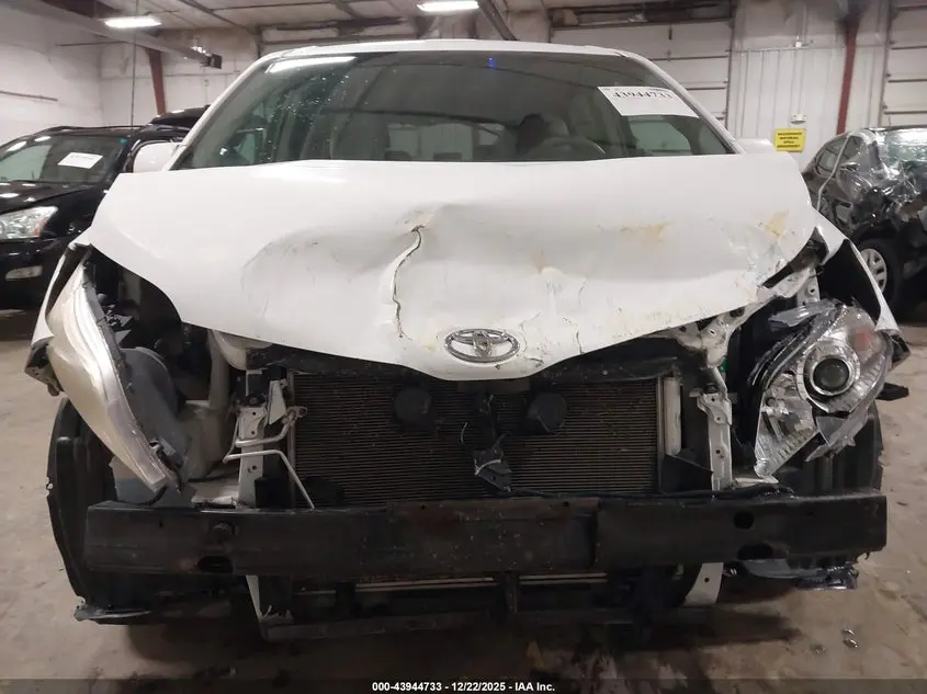 2011 TOYOTA SIENNA LE V6