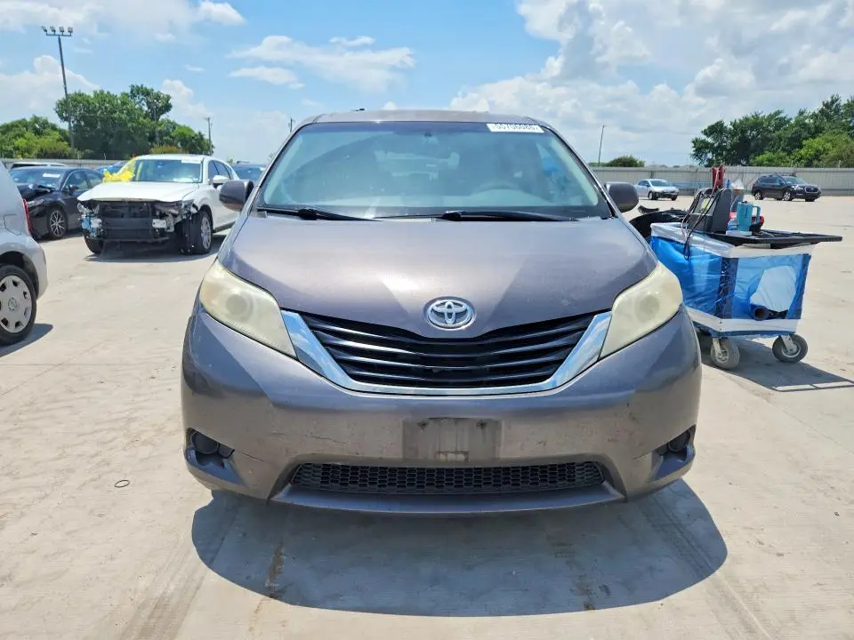 2013 TOYOTA SIENNA LE  
