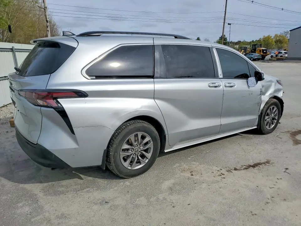 2024 TOYOTA SIENNA LE  