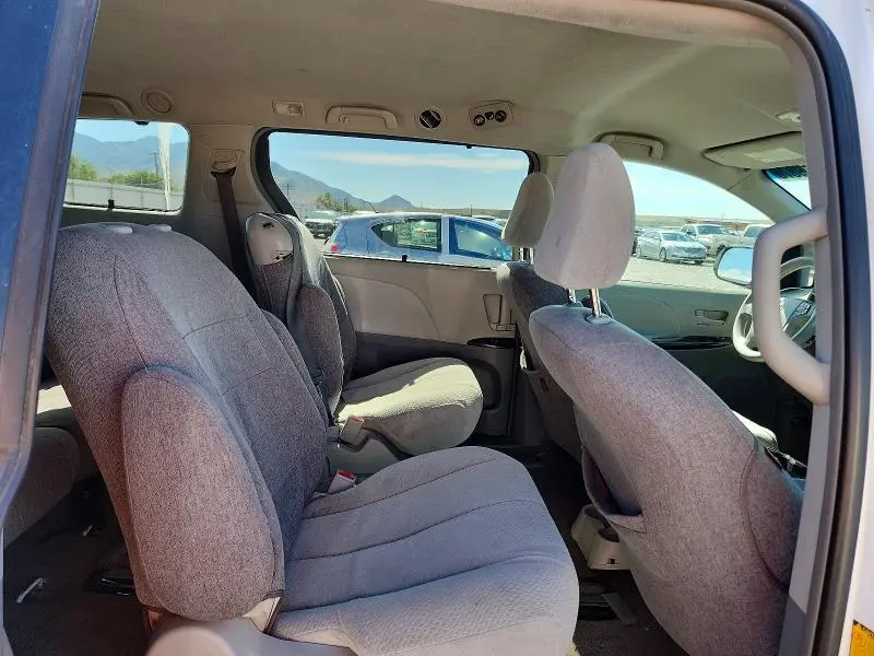 2011 TOYOTA SIENNA LE  