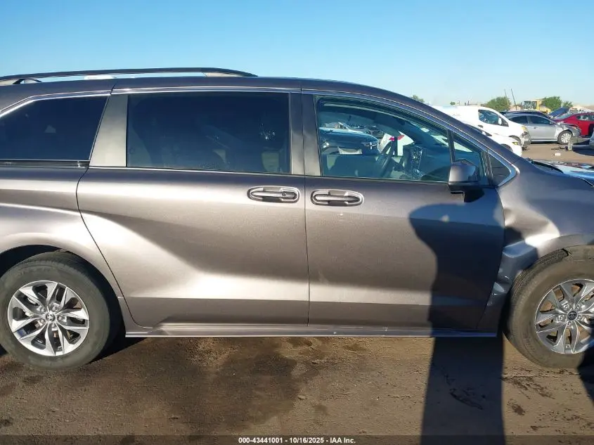 2022 TOYOTA SIENNA LE