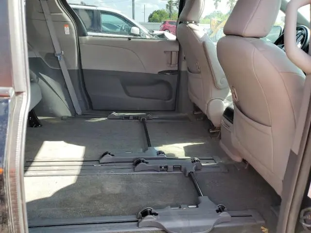 2017 TOYOTA SIENNA XLE  
