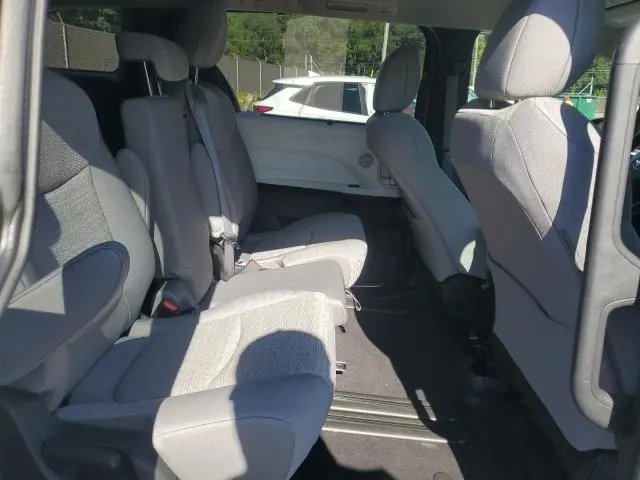 2025 TOYOTA SIENNA LE  