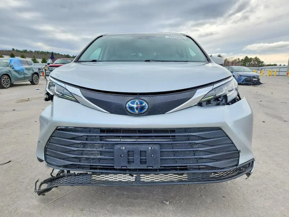 2021 TOYOTA SIENNA LE 8-PASSENGER  