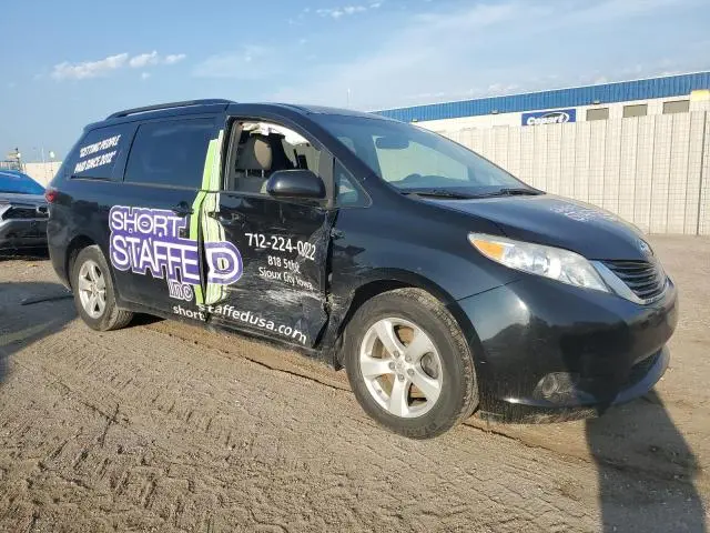 2017 TOYOTA SIENNA LE  