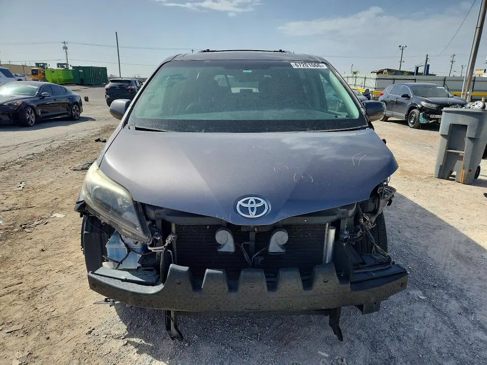 2017 TOYOTA SIENNA SE  