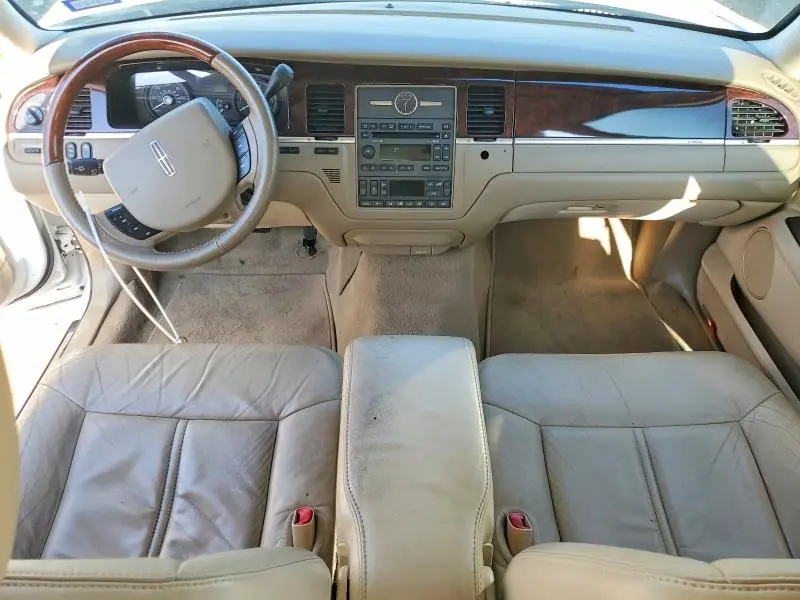 2011 LINCOLN TOWN CAR SIGNATURE LIMITED  