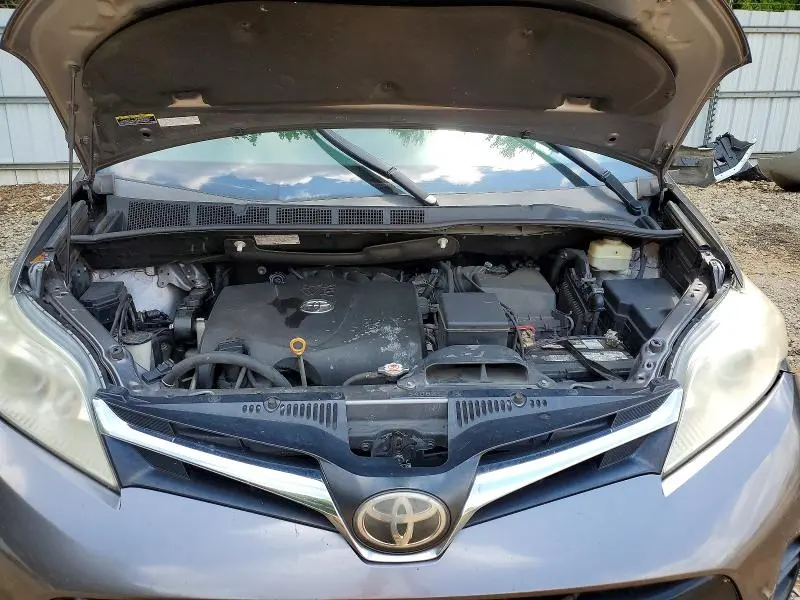 2018 TOYOTA SIENNA LE  