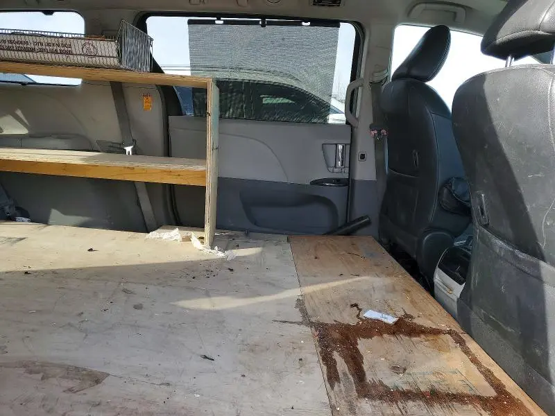 2014 TOYOTA SIENNA SE 8-PASSENGER  