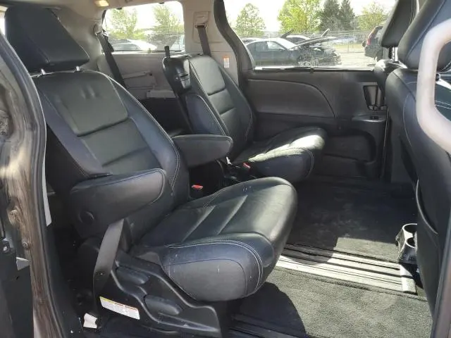 2017 TOYOTA SIENNA SE