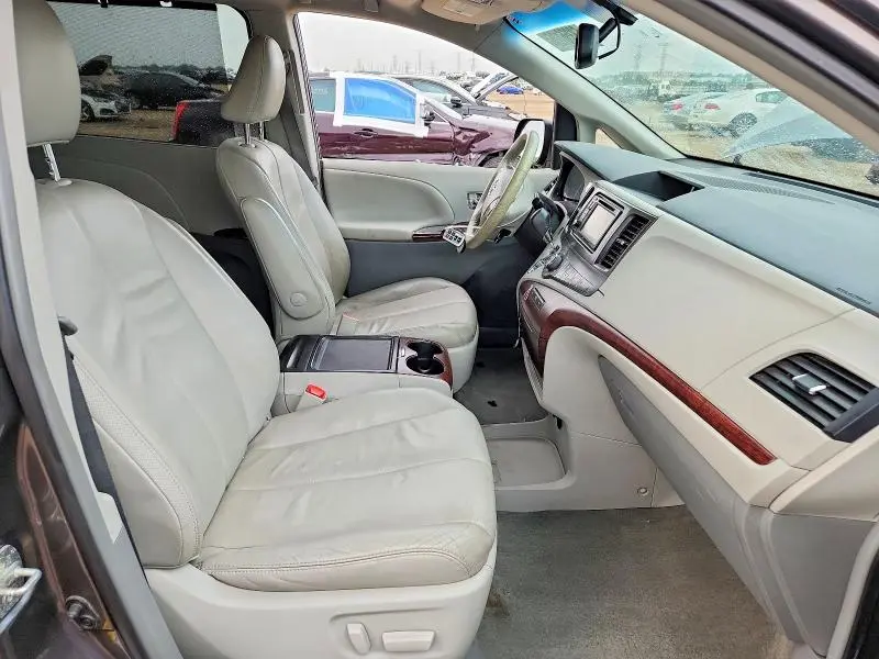 2013 TOYOTA SIENNA XLE 8-PASSENGER  