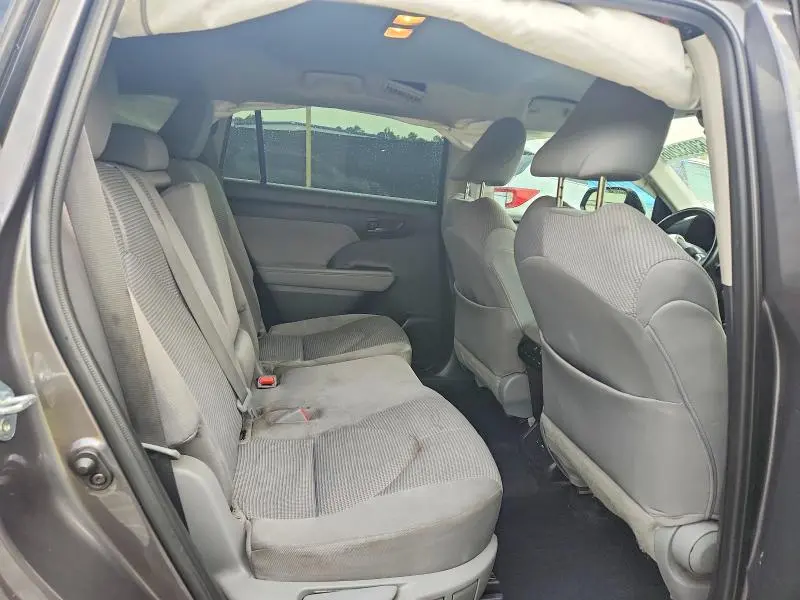 2021 TOYOTA HIGHLANDER LE  