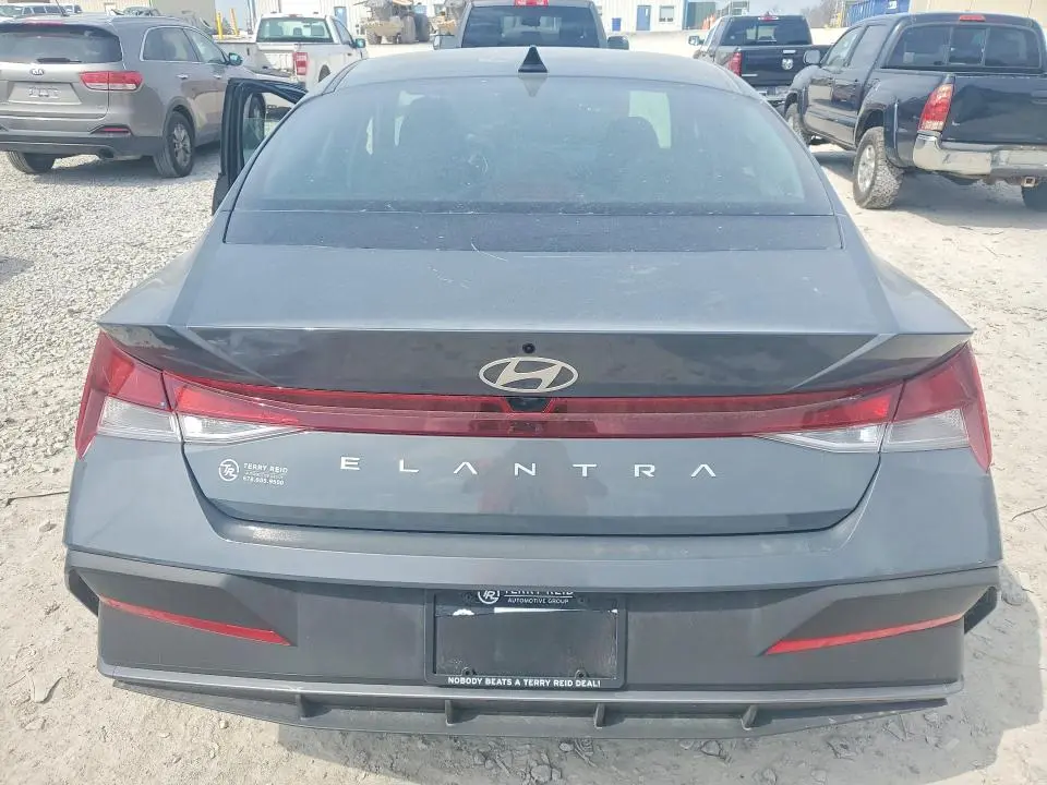 2025 HYUNDAI ELANTRA SE  