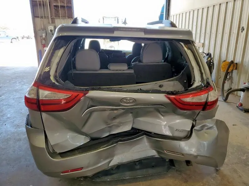 2019 TOYOTA SIENNA XLE  