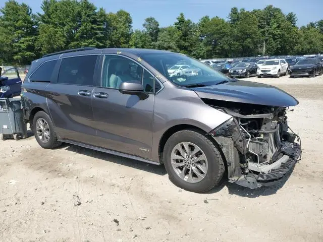 2021 TOYOTA SIENNA XLE  