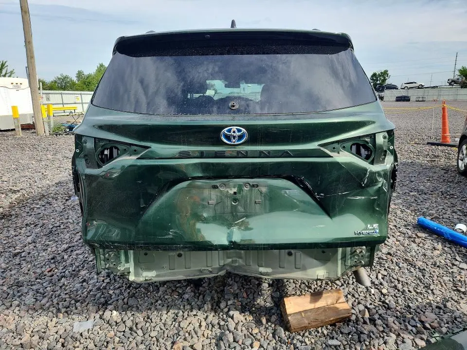 2024 TOYOTA SIENNA LE  
