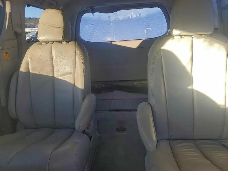 2013 TOYOTA SIENNA LE  