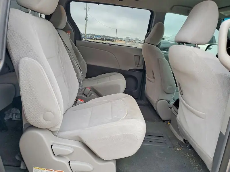 2016 TOYOTA SIENNA LE  