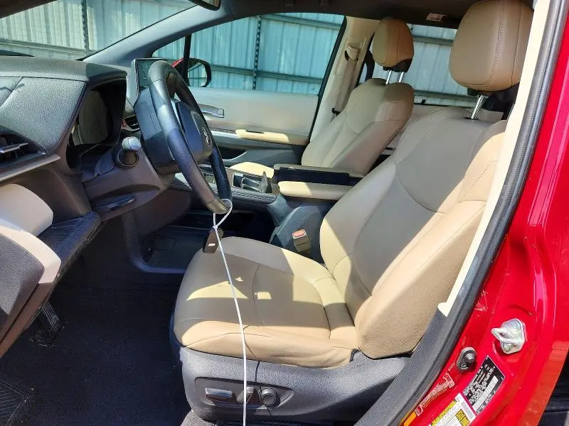 2021 TOYOTA SIENNA XLE  