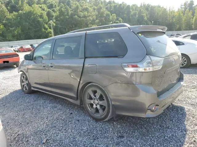 2017 TOYOTA SIENNA SE  