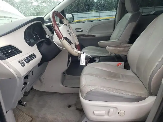 2013 TOYOTA SIENNA XLE  
