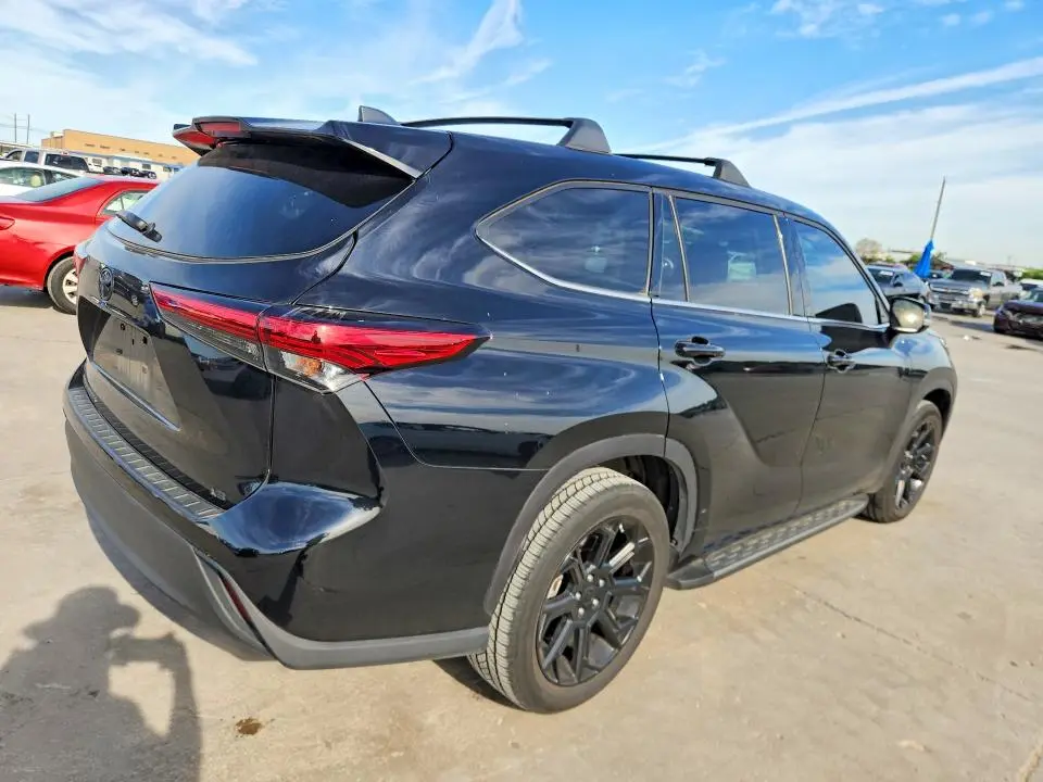 2022 TOYOTA HIGHLANDER LE  
