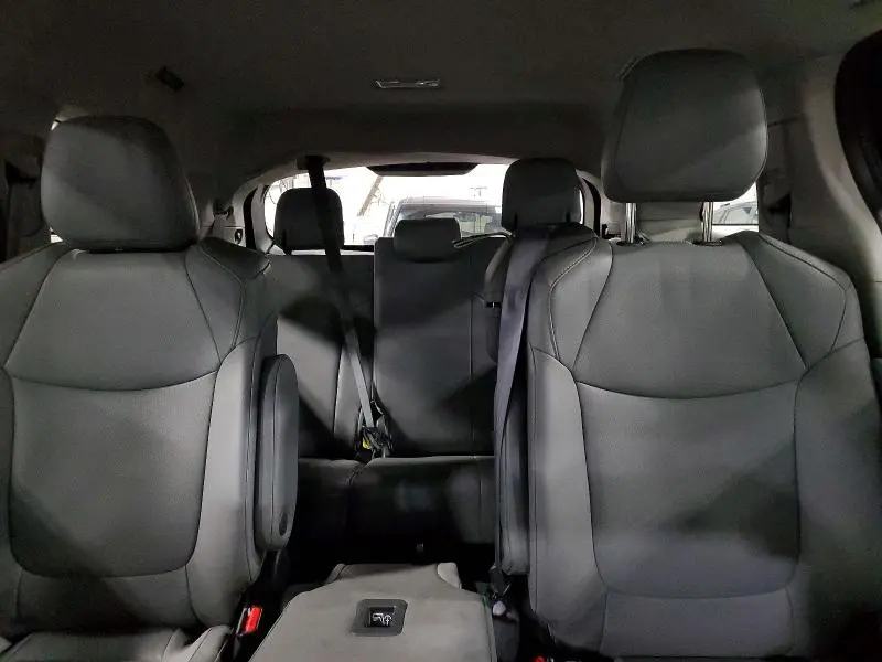 2022 TOYOTA SIENNA XLE  