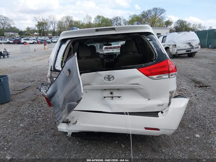 2013 TOYOTA SIENNA XLE V6 8 PASSENGER