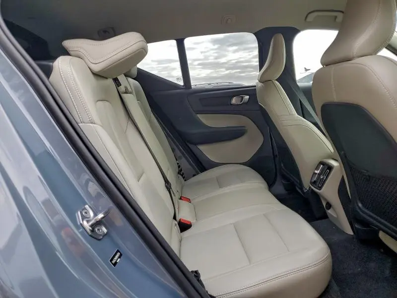 2021 VOLVO XC40 T4 MOMENTUM  